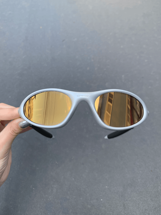 Minute Silver Gold Café